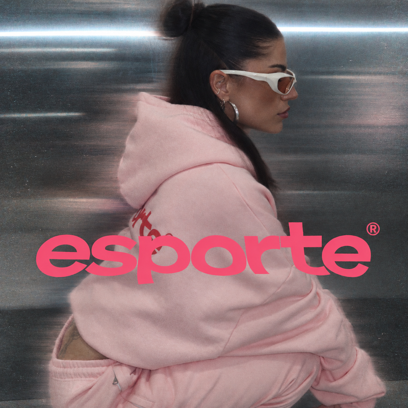 Clássica campaign: pink hoodie with the watermelon esporte® logo